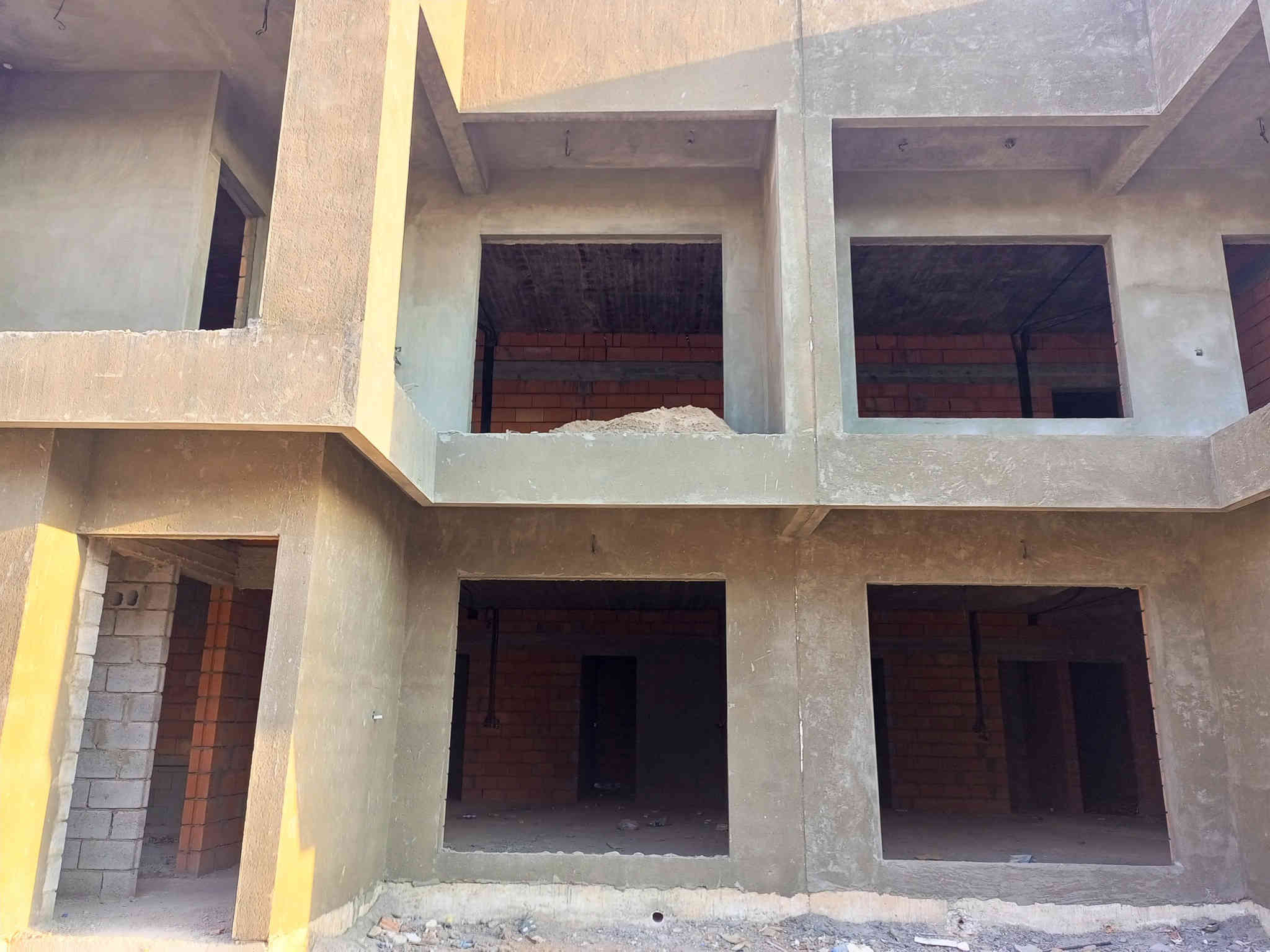 💒 بيت طابقين للبيع في خانقين مجمع الوند ستي 🏘️ المساحه 200 متر 💒
🟨 يحتوي الطابق الاول على 1 غرفة نوم واستقبال وصاله مفتوح عل المطبخ حار وبارد ومجمع صحيات وكراج سياره وحديقة 
🟨والطابق الثاني 3 غرف نوم وصاله ومجمع صحيات وبلكون 
علما سعر البيت للشركه 165 مليون الواصل 45 مليون والباقي 120 مليون على شكل قسط شهري/رايد مكسب على سعر البيت 6 مليون 
البيت فول سيراميك وسقوف مغربي وديكورات والأبواب والشبابيك من الألمنيوم مع نظام دكت موقع البيت مميز وراقي جدا 
💥 للمراجعة مكتب سمير للعقار توله فروش للأستفسار عل الخاص/***********
