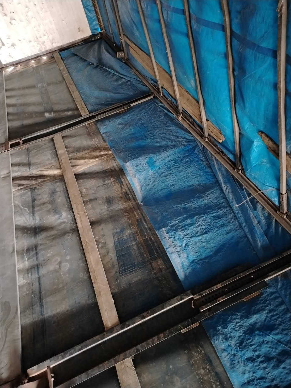 جادر فقط للبيع   هو والحديد مالته
نضيف مكان جبله  ***********
