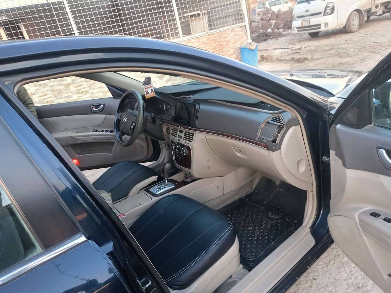 ***********
هونداي سوناته موديل 2008 
للون ازرق حبري فول مواصفات 
فتحه كشن كهربائيّ تحكم سترن شاشه كامره 
مكينه وكير كفاله تخم تاير حداديه تبريد تدفه 
مكينه 2400 فول مواصفات  مكاني بابل القاسم 
السعر  (91)
