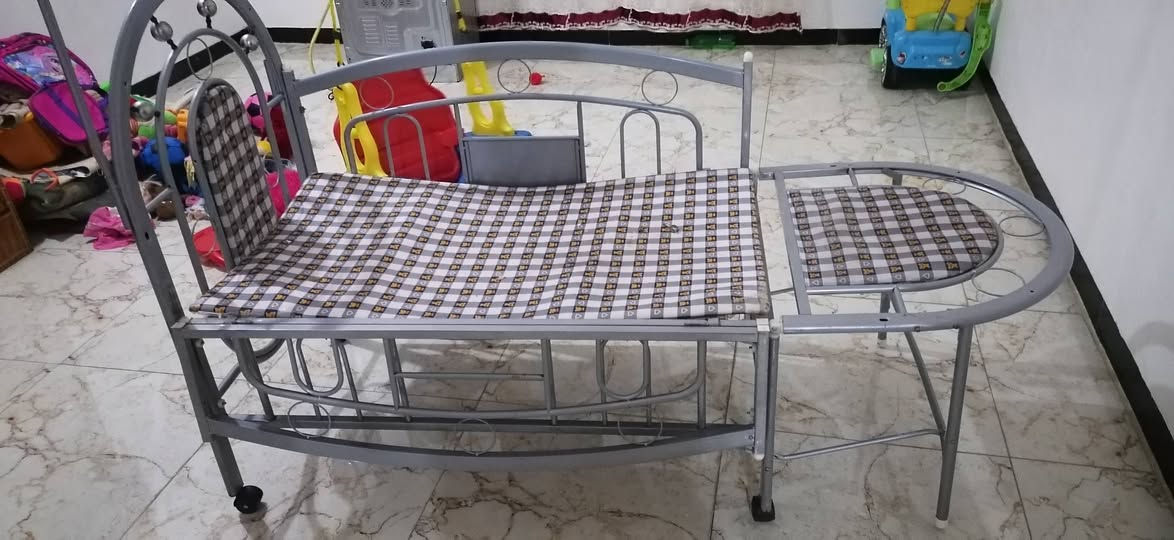 السلام عليكم كاروك أطفال يصير كاروك ويصير جربايه وينفتح على الجربايه مال العائله من عمر سنه الى ٥ سنوات الكاروك نضيف استخدام قليل وبيه تعلاكه مال غشوه سعره ٥٠ وبي مجال عنواني حله مركز ***********
