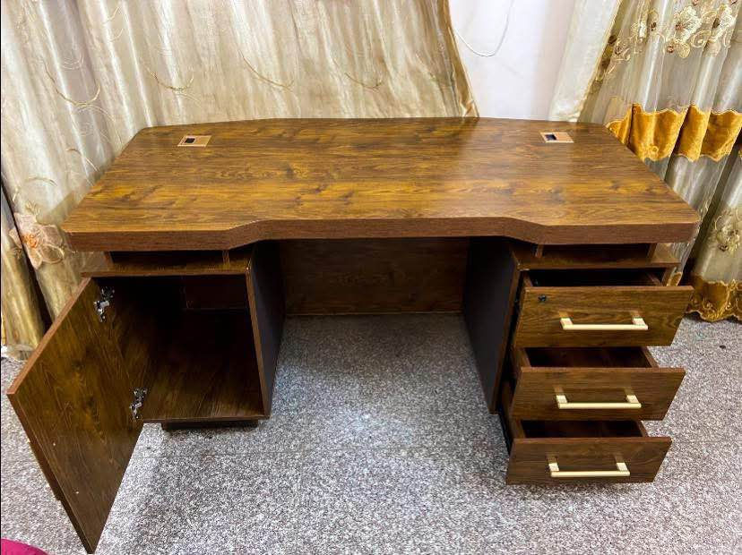 مكتب إداري عصري شبه جديد - فخم وثقيل جداً 🔥
مكتب أنيق يعطي هيبة لمكانك ✨

استيراد من شركة  CONSENT .
حجم كبير بحالة ممتازة جداً 🖥️

✅ لون بني خشبي فاخر بنقشة طبيعية راقية —  نوع المادة ( MDF ) .

✅ مقابض أدراج ذهبية من  ( live Space ) ✨.

✅ غطاء فرشات منظم كيبلات مربع ( DXIA 3 : ( 80 x 80 mm  — نوع المادة : المنيوم  ( ABS Brush ) .

✅ 🔌 منفذ لإدخال و إخراج أسلاك الكومبيوتر المكتبي .

✅ ثقيل الوزن وثابت ( جودة عالية جداً ) .

✅ مؤطر الحواف والجوانب بخامة جلد من الداخل والخارج ( High Quality ) .

✅ 🗄️ أدراج ( 3 ) جانبية واسعة + خزانة جانبية عملية .
✅ خالي تماماً من الخدوش ✨.
✅ كرسي جلد مكتبي مريح💺

      💎 مناسب للمكاتب .
      💎 الشركات .
      💎  الإستخدام المنزلي الراقي .
      💎 المكتب نظيف جداً  جداً …✨

📏 القياسات : 
         • الطول   :   ( 140cm ) سم .
         • العرض  :   (  70cm  ) سم .
         • الإرتفاع  :   ( 75cm  ) سم .

⸻⸻⸻⸻⸻⸻⸻⸻

السعر  :  175 الف   ( قابل للنقاش للجادين فقط ) .

📍  الموقع : زيونة .

📞 للإستفسار أكثر : التواصل على خاص . Colombo, Sri Lanka


**إذا كنت صاحب هذا الإعلان وتريد حذفه لأي سبب، رجاءا أرسل رسالة إلى الدعم الفني**