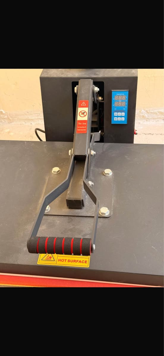 ⸻

🔹 كابسة حرارية للطباعة على الملابس

للبيع كابسة حرارية احترافية بحالة جيدة جداً، مناسبة لمشاريع الطباعة على التيشيرتات والأقمشة.

المواصفات:
 • نوع الجهاز: كابسة حرارية مسطحة
 • المقاس: تقريباً 40 × 60 سم
 • شاشة تحكم رقمية لضبط الحرارة والوقت
 • توزيع حرارة متساوي لضمان طباعة واضحة
 • ضغط يدوي قوي وثابت
 • مناسبة لطباعة:
 • التيشيرتات
 • الأقمشة
 • الشنط القماش
 • الطباعة الحرارية (سبلميشن – فينيل – ترانسفر)

الحالة: نظيفة جديده وتعمل بشكل ممتاز.
سبب البيع: عدم الاستخدام النجف, العراق


**إذا كنت صاحب هذا الإعلان وتريد حذفه لأي سبب، رجاءا أرسل رسالة إلى الدعم الفني**