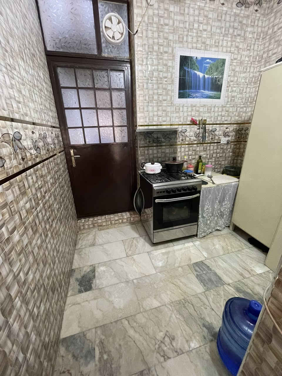 سلام عليكم الدار للبيع مساحته ٣٠٠ متر طابقين اي استفسار ع هذا رقم ***********
