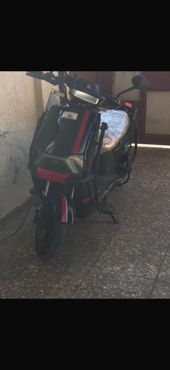 دراجه مدرعه بيه درع من كامل  اي ضرر مايصيرله
سرعه 90 حقيقي

6 بطاريات 45 فولت

تتحمل وزن 450

بيه مساعدات راكب ثاني وراكب اول

تشحن 3 ساعات تمشيك 55 كيلو الى 60 كيلو

زنون قوي ضايف اله رماش عالي ناصي اناره برتقاليه

ملاحضه : بيه كسر خفيف بل جاملغ مطريه 

تواصل واتساب :***********
