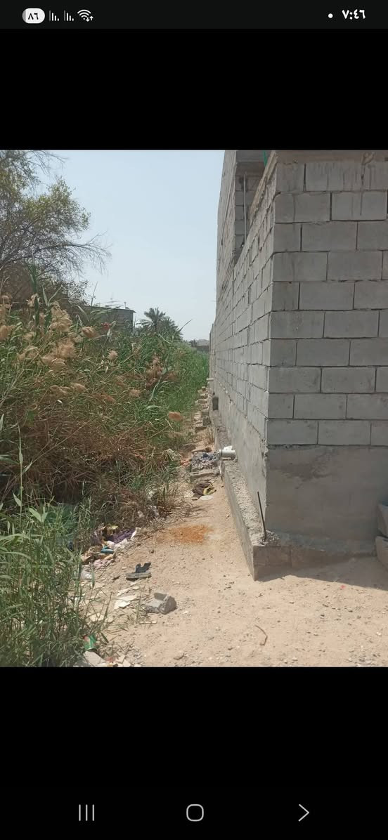 سلام عليكم  عندي 🏠 للبيع مساحه 200متر  بصره ابو خصيب طريق الصحراء يتكون من غرفتين وديوانيه وصاله مطبخ صحيات داخليه وخارجيه مناور 2 علمن نقص البيت سيراميك وسقف ثانوي وبياض مجاري على النهر الاستفسار اتصال على الرقم ***********
