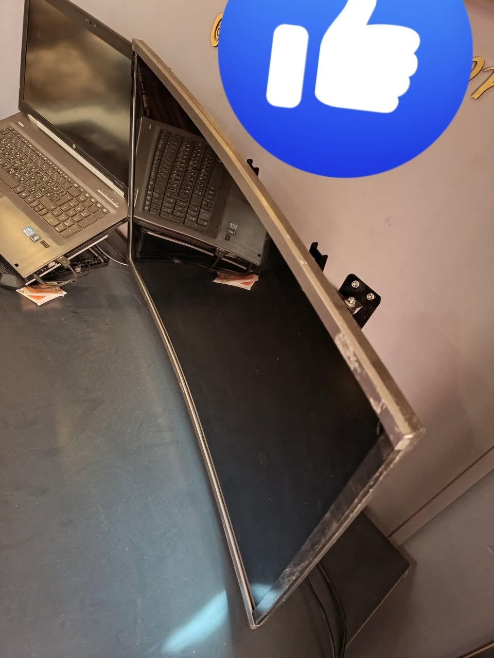 شاشة مقوسة نظيفة واستعمال قليل جدا بسعر 100
للتواصل مع صاحبها *********** واتساب
