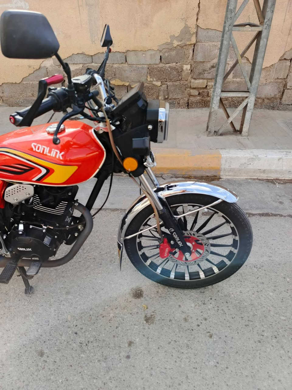 سلام عليكم دراجه سولنك موديل 24 جديده محرك 200cc شلعه معدل فول اوراق منفيس بيه فقط مكفوله من كلشي جاهزه السعر 900... العنوان فلوجه شهداء ***********
