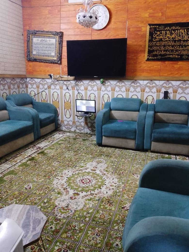 السلام عليكم بيت زراعي الزعفرانية 
زراعي حجي جعفر اربع شوارع نهايت فرع افران الحلفي سابقا 
المساحه 77متر.        نزال 7متر.      واجه 11 متر 
غرفه نوم.     استقبال.   حولي درج.      مطبخ.    حمام 
منور       طارمة.       بيتونه.  
الاستفسار *********** بي وات ساب تحياتي للجميع
