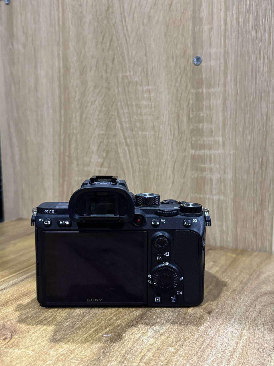 كاميرا سوني a7iii للبيع
نضافه 100‎%‎ مثل ما موضح بصورة 
تصوير متواصل 10 صور/ثانية
24.2 ميكابكسل  
فيديو 4K 30fps + فل HD 120fps
نظام فوكس سريع 693 نقطة تركيز
مثبّت صورة خماسي المحاور داخل الجسم
ISO 100–51200 (قابل للتوسيع)
شاشتة لمس متحركة + منظار إلكتروني عالي الدقة
واي فاي + بلوتوث
بطارية قوية NP-FZ100 (أداء طويل)
باقي التفاصيل خاص 
مكاني بصرة 
للتواصل ***********
