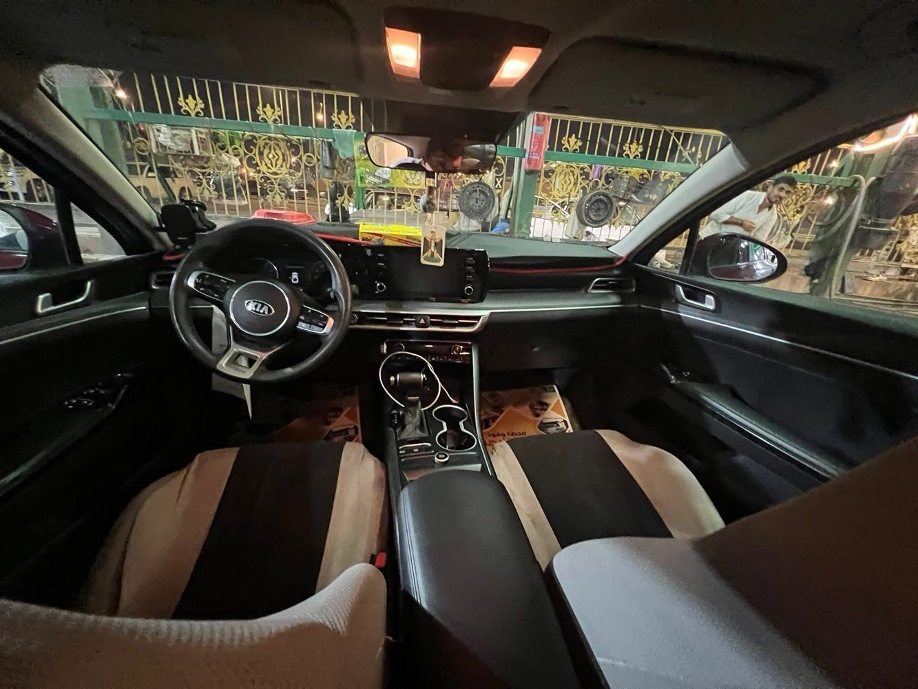 سيارتي كيا K5 موديل 2021 للبيع بلون أحمر مميز وماشية 43 ألف ميل. فيها مواصفات ممتازة مثل شاشة تعمل باللمس، وكاميرات رادار 360 درجة، ونظام بصمة، ومثبت السرعة. السيارة نظيفة جداً وماحتاجت لأي صيانة كبيرة. السعر قابل للتفاوض.