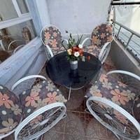 طاولة و٤ كراسي • بلكون • السليمانية