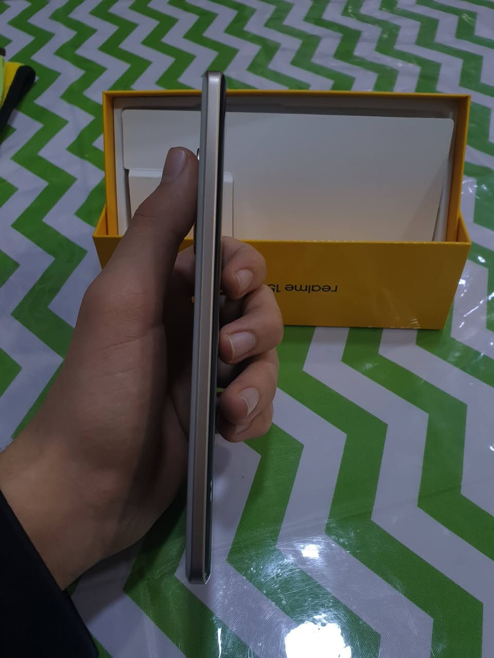 سلام عليكم 

ريلمي15برو 5G

جهاز يشغل ببجي بدقت 144هرتز بمعنى 120افريم

مراوس بايفون 

مواصفات الجهاز

الأداء والمعالج: يعمل الهاتف بمعالج Qualcomm Snapdragon 7 Gen 4 ثماني النواة بتقنية تصنيع 4 نانومتر، مما يوفر أداءً قوياً وسلساً في الألعاب والمهام المتعددة.
الشاشة: شاشة AMOLED منحنية (4D Curve+) بمقاس 6.8 بوصة وبدقة 1.5K (1280x2800 بكسل). تدعم معدل تحديث يصل إلى 144Hz وسطوعاً أقصى يبلغ 6500 شمعة.
البطارية والشحن: يضم بطارية عملاقة بسعة 7000mAh تدعم الشحن السريع SUPERVOOC بقدرة 80 واط، حيث يمكن شحن 50% من البطارية في حوالي 25 دقيقة.
الكاميرا:
الخلفية: نظام كاميرا مزدوج (أو ثلاثي حسب بعض النسخ) بدقة 50 ميجابكسل للكاميرا الرئيسية بمستشعر Sony IMX896 مع مثبت بصري OIS، وكاميرا واسعة جداً بدقة 50 ميجابكسل.
الأمامية (سيلفي): بدقة 50 ميجابكسل قادرة على تصوير فيديو بدقة 4K.
الذاكرة والتخزين: يتوفر بخيارات متعددة تصل إلى 12 جيجابايت RAM (مع دعم Dynamic RAM حتى 14 جيجابايت إضافية) ومساحة تخزين داخلية تصل إلى 512 جيجابايت من نوع UFS 3.1.
النظام والتصميم: يعمل بنظام Android 15 مع واجهة Realme UI 6.0، ويأتي بتصميم نحيف بسمك 7.79 ملم رغم حجم البطارية الكبير.
ميزات إضافية: مقاومة الماء والغبار بمعيار IP69، نظام تبريد سائل بمساحة 7000 ملم مربع، ودعم تقنية NFC


**إذا كنت صاحب هذا الإعلان وتريد حذفه لأي سبب، رجاءا أرسل رسالة إلى الدعم الفني**