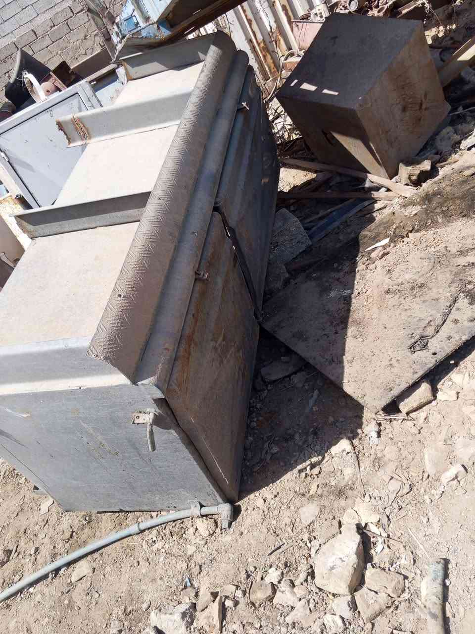يوجد لدينا صناديك مل تك تاير ومزوج عرباين صهاريج مكاني جرف النداف حسين ***********
