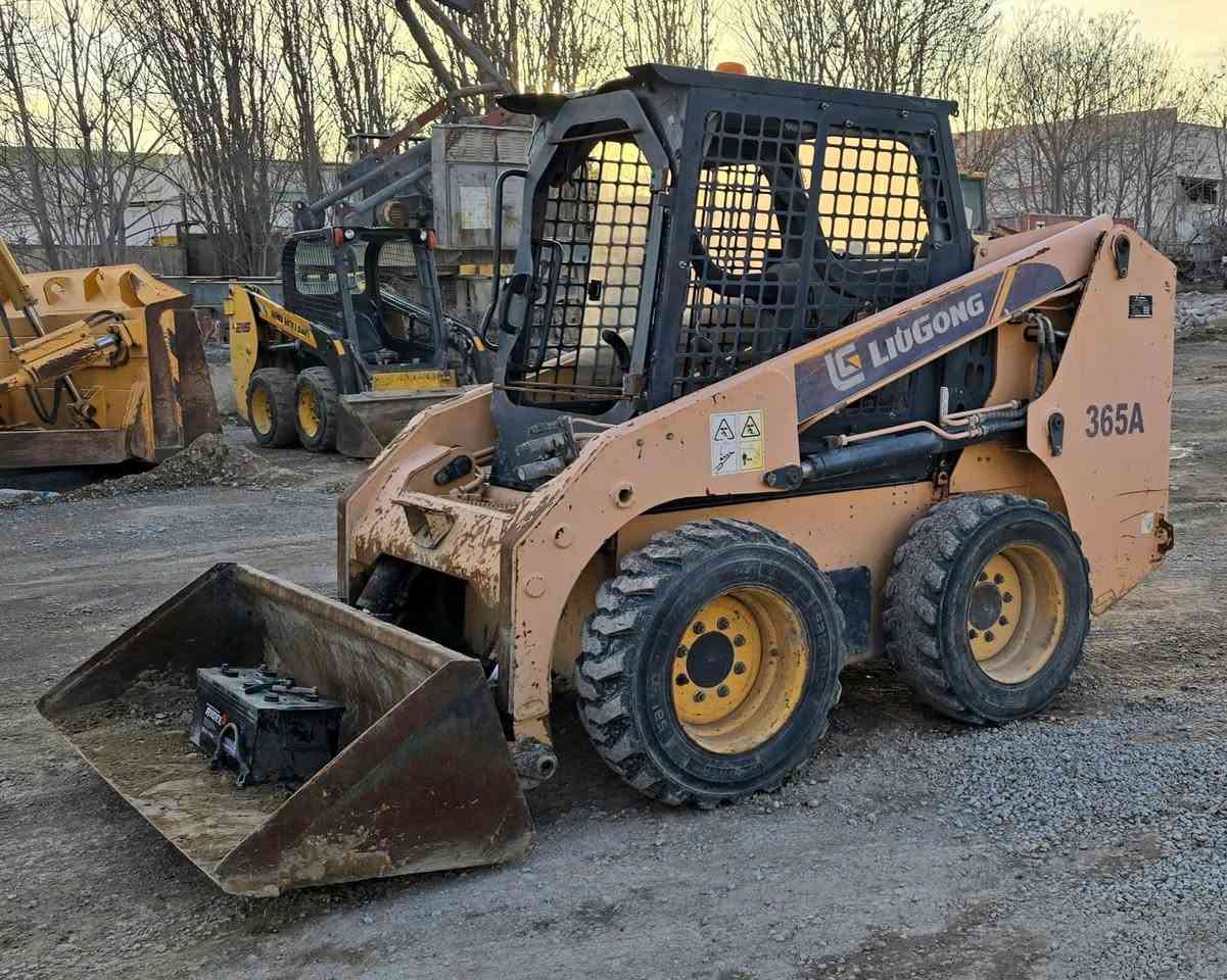 For sale  ‏ للبيع                                                                 
Hyundai HL 850 2013
Gehl 4640 2010
Liugong 365 2013 x 2 unites 
Liugong 365 2014 x 4 unites 
New Holland 2010 x 2 unites


**إذا كنت صاحب هذا الإعلان وتريد حذفه لأي سبب، رجاءا أرسل رسالة إلى الدعم الفني**
