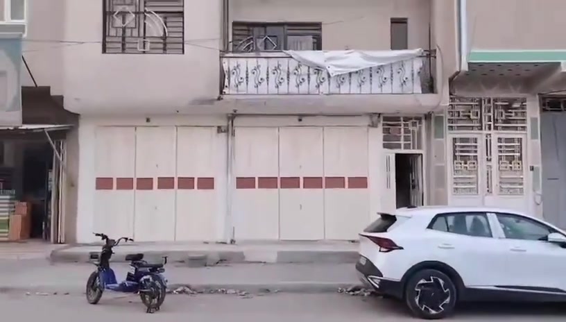 بناية تجارية للبيع مساحتها 100 متر  مربعة  تحتوي علئ 4 شقق سكنية ومحلات عدد 2اكبار الموقع حي الشرطة قرب شارع ابو طالب مقابل المدارس السعر 250 مليون مع المجال الوارد الشهري مليون و300 الف للاستفسار الاتصال او واتساب ***********
