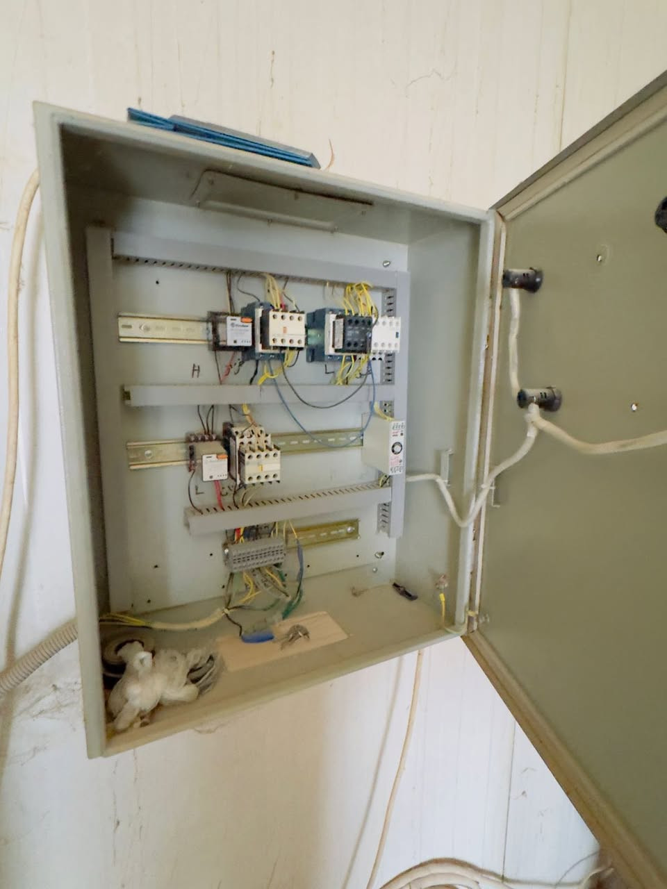 فرصة للبيع محطة RO كاملة
بطاقة 3000 لتر/ساعة
المحطة تشمل:
 • منظومة RO
 • الفلاتر
 • المضخات
 • اللوحات الكهربائية
 • القواطع
 • الخزانات والملحقات الظاهرة بالصور

المحطة مناسبة للتشغيل أو إعادة التأهيل أو الاستفادة من معداتها.

ملاحظة مهمة:
المحطة تحتاج تبديل ممبرين
والبيع على الموجود بالصور فقط ماكو فصال من تجي.

السعر: 6,650,000 مليون دينار قابل للتفاوض
والي يريد يشتري صدك 
الاتصال بالرقم (***********)
