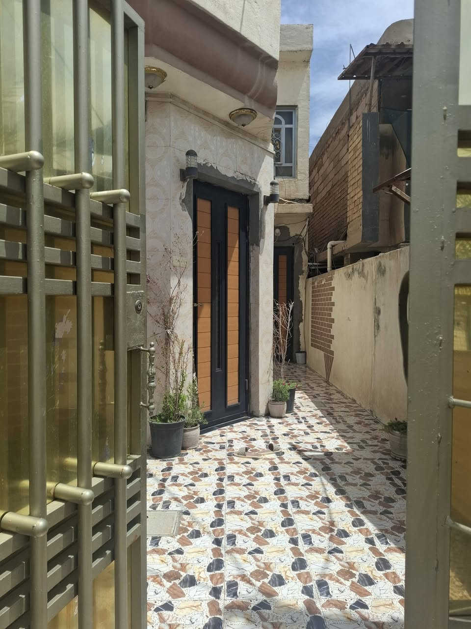 سلام عليكم بيت للبيع بابل حي العسكري طابو صرف والمساحه 100م مقابل ساحه مفتوحة حاليا العمل مستمر مجاري واسأله مدارس قريبه متوسط وابتدائية 
خلف دائرة الموارد المائية شارع 80 اتجاه شارع النجف للاستفسار على السعر
الإتصال على الرقم ***********

