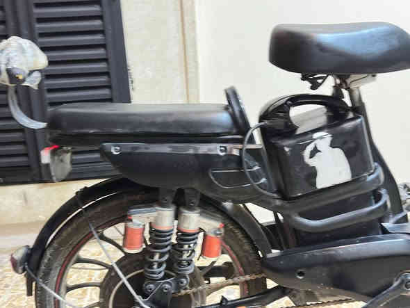 السلام عليكم ماطور اربع بطاريات 99سرعه كلو شغال مصبوغ لون اسود طافي السعر 200 التواصل ***********
