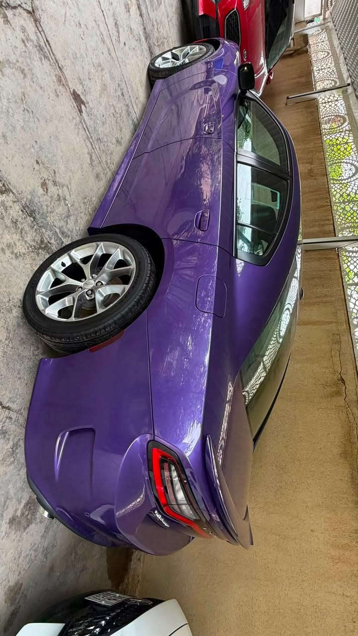 جارجر. جي تي بلاص GT موديل 2019 خليجي وكاله هارلم مكفولة.  المحرك. 3600. V6  سوبر تراك باك 
بيها بارد على كد شبر بباب السائق ورصعه بالبنيد فقط
رقم بغداد. لون بنفسجي مميز 
العداد. 67 الف ميل 
بيها منظومه غاز حكومي 
المواصفات. فول 1 - 1 
رادار امامي + جانبي + نقطه عمياء + حساس خلفي + كامره + فتحة سقف. سلايد 
المقاعد الأمامية حضن + كهرباء + تبريد تدفئة + الخلفيه تدفئة 
الاستيرن كهربائي + تدفئة + شفتات ستيرن 
كشنات شامواه + جلد لون اسود + ميموري 
ويل 20 بلادي اصلي 
سستم صوت. الباين 
وبعد بيها هواي مواصفات
سعرها. 26 الف $ مكانها بغداد ***********📞
