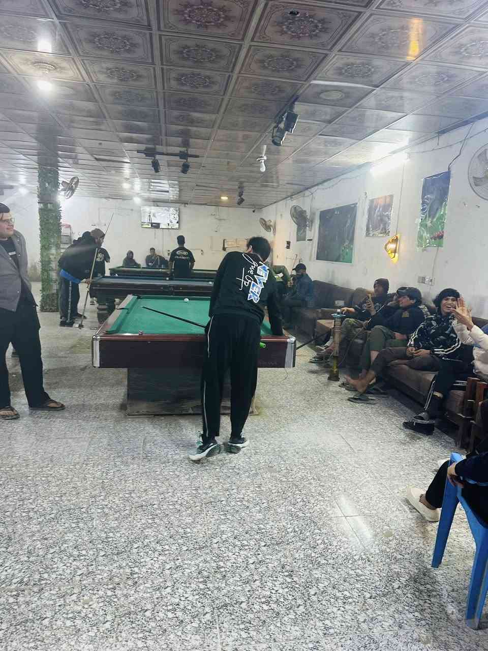 كوفي للبيع تحتوي على سبالت عدد 2 عمودي ثلاثه طن 
ميوزه بريالت ثلاثه  مجمده شاشات كبار عدد 2 منظومه كامرات عدد الكامرات 7 كراسي عدد 40 نراكيل عدد 30 
مبردات عدد 2 ميوزه مال دومنه عدد 4 الكوفي جاهزه من كلشي الموقع الشارع العام مقابل شارع ستين مجاور منفذ رعد رشك للتواصل ***********
