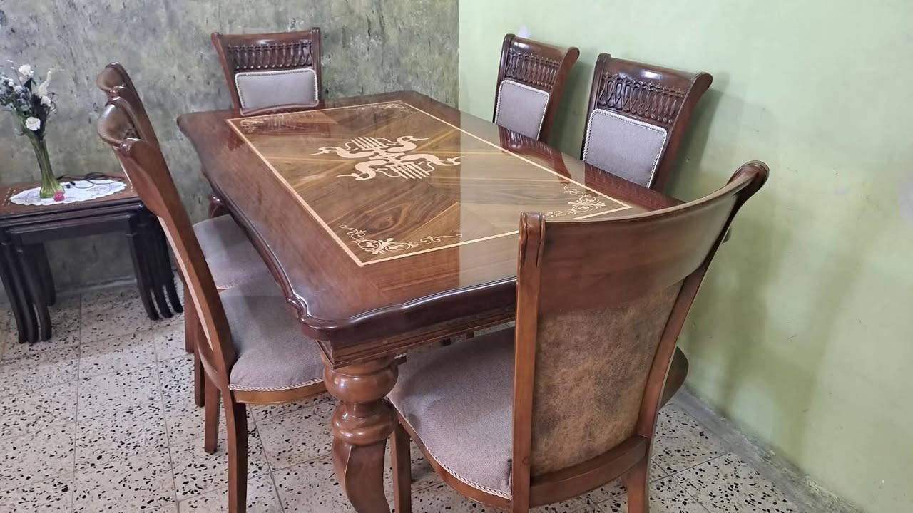 ميز طعام ٦ كراسي خشب زان الاصلي نظيف جدا جدا استخدام قليل الاتصال *********** توجد خدمة توصيل
