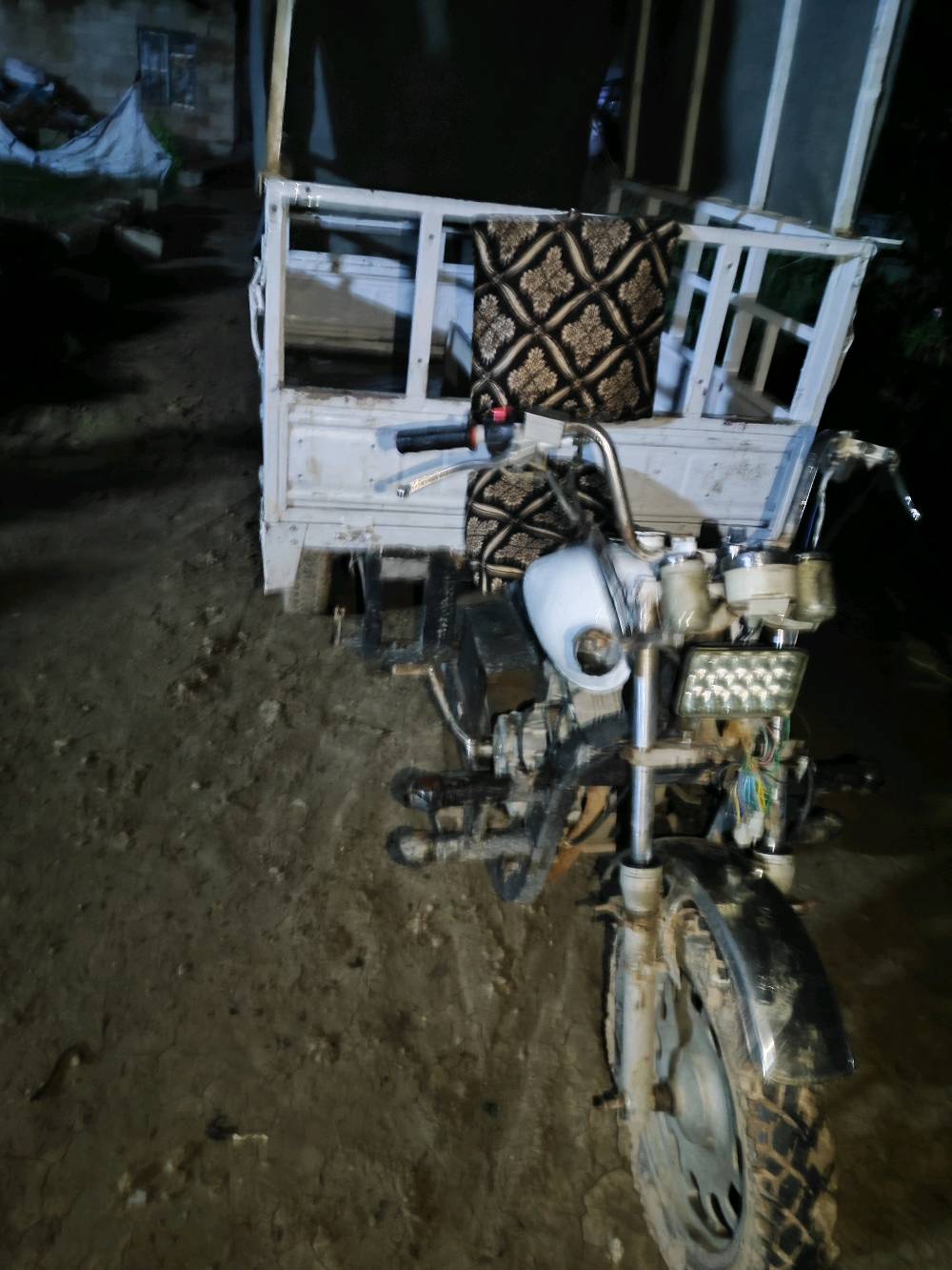 سلام عليكم ستوته امتيار اللبيع   بيه محرك فتاك والله  ستوته خير من الله السعر 475وبيه مجال  الستفسار ***********