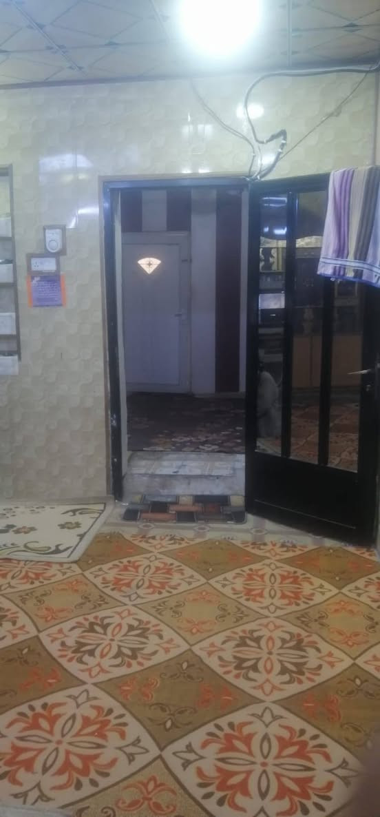 بيت للبيع مساحه ٢٠٠ متر طابقين اعكاده نضيف الطابق الاول  ثلاث غرف وصاله واستقبال ومطبخ الطابق الثاني ثلاث غرف وصاله مطبخ صحيات العنوان سومر فرع المرور السعر 205  لتواصل ***********
