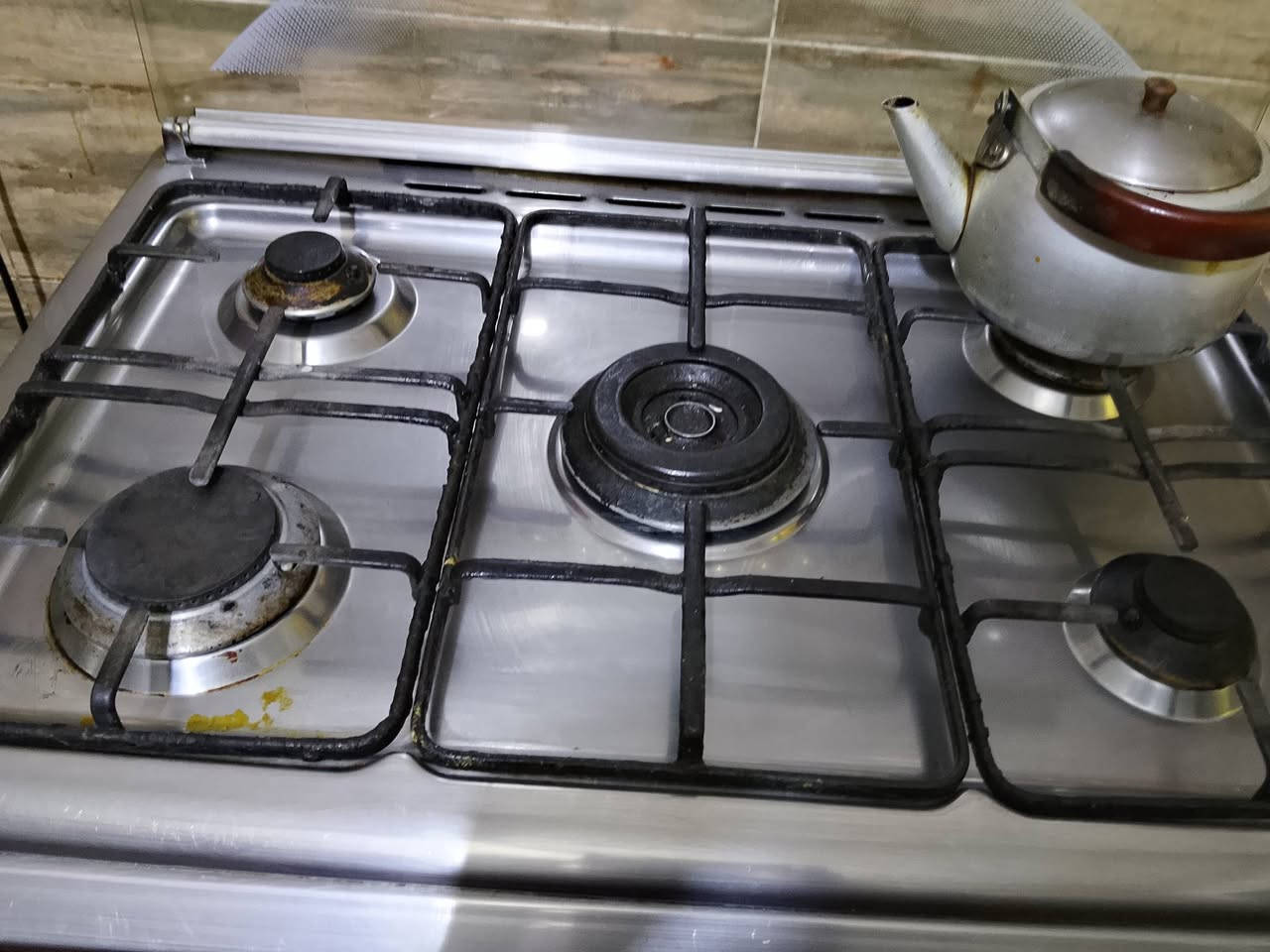 يوجد طباخ نضيف وفرن مالته كلش زين للبيع وكاونتر مع سنك ومرمر نضيف ويوجد شافطه دهون وتخم ٨ مقاعد وتنور للبيع مكاني عبيدي.


**إذا كنت صاحب هذا الإعلان وتريد حذفه لأي سبب، رجاءا أرسل رسالة إلى الدعم الفني**