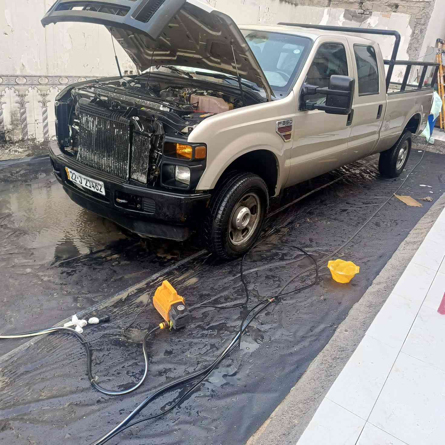 السلام عليكم عندي فورد موديل 2009 مكفوله كفاله عامه من كلشي من كير و مكينه و صدر و كشر سيارة نظيفه و جاهزة و انطي تراي للبصرة السيارة كاز السعر 130 و عنواني حي الجامعه رقم تلفوني :  ***********
