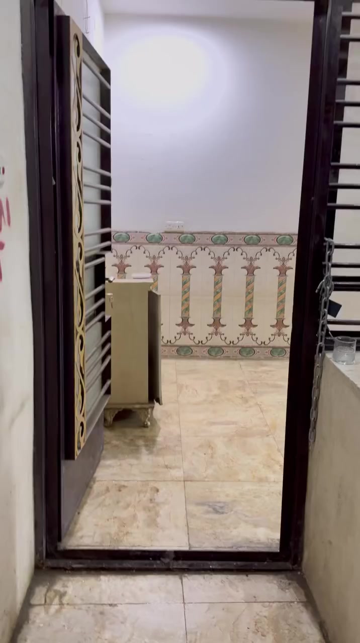 سلام عليكم شقه لليجار مقابيل مدرسة حاتم الطائي غرفة وحدة صاله مطبخ هول     حمام وتواليت للستفسار***********
