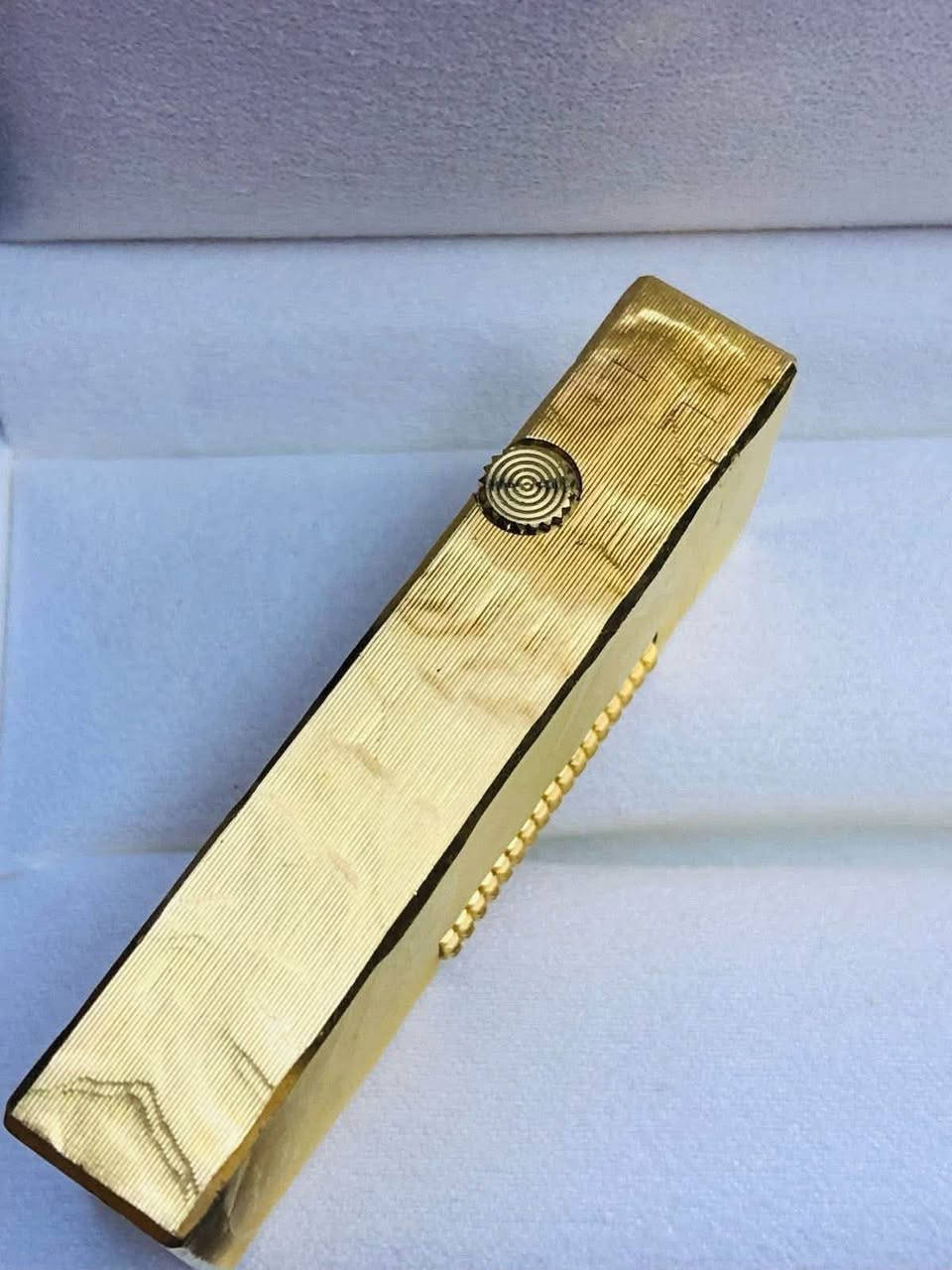 قداحه دنهل ( dunhill) 
سويسري اصلي انتاج الثمانيات 
نقشه مميزة من النوادر
تغليف ذهب 20 مايكرو  
للاتصال ***********
