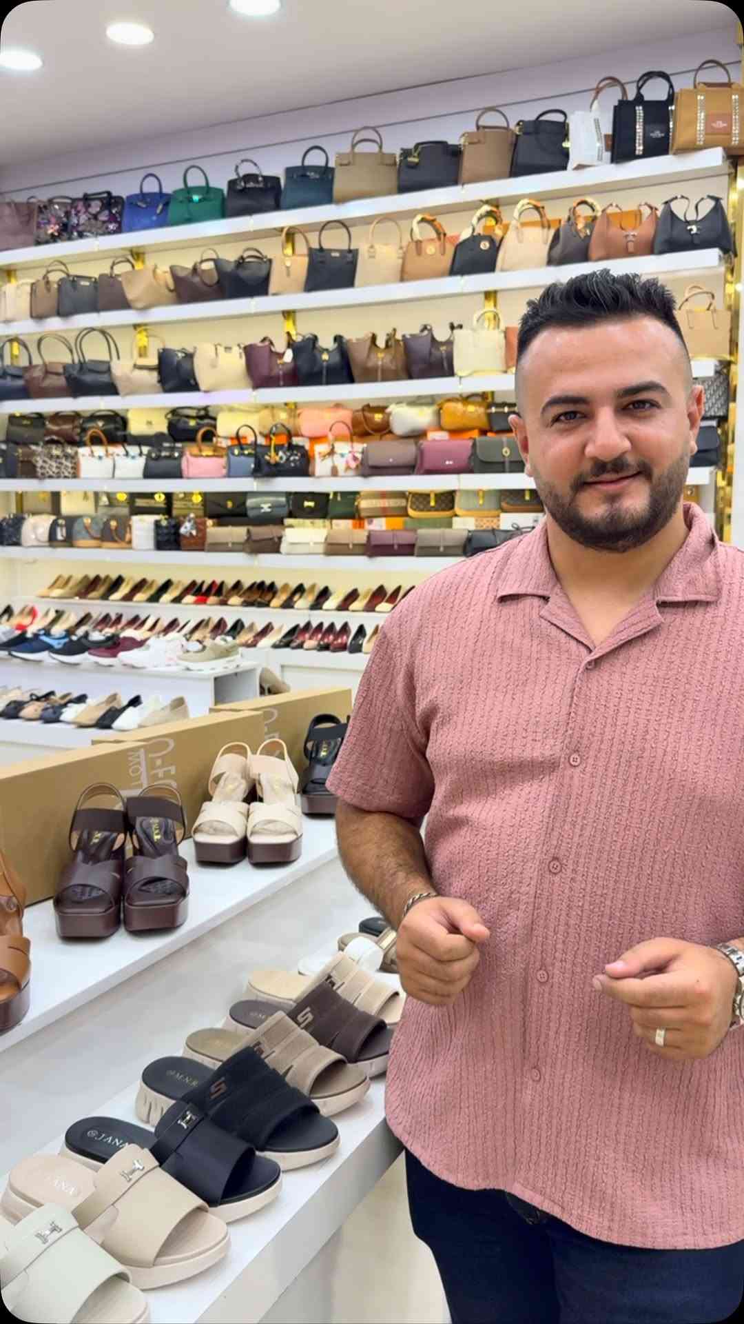 الأفضل في مجال الأحذية والحقائب النسائية ✨
فلوريتان 🍁
تشكيلة جديدة ومميزة  وبأسعار تنافسية!
للطلب والاستفسار مراسلة الصفحة أو واتساب: ***********
📍 تفضلوا بزيارتنا:
مول القاهرة - الطابق الثاني
مول الجادرية - الطابق الأول
🚚 تتوفر خدمة توصيل سريعة لكافة المحافظات بـ 5 آلاف فقط!
