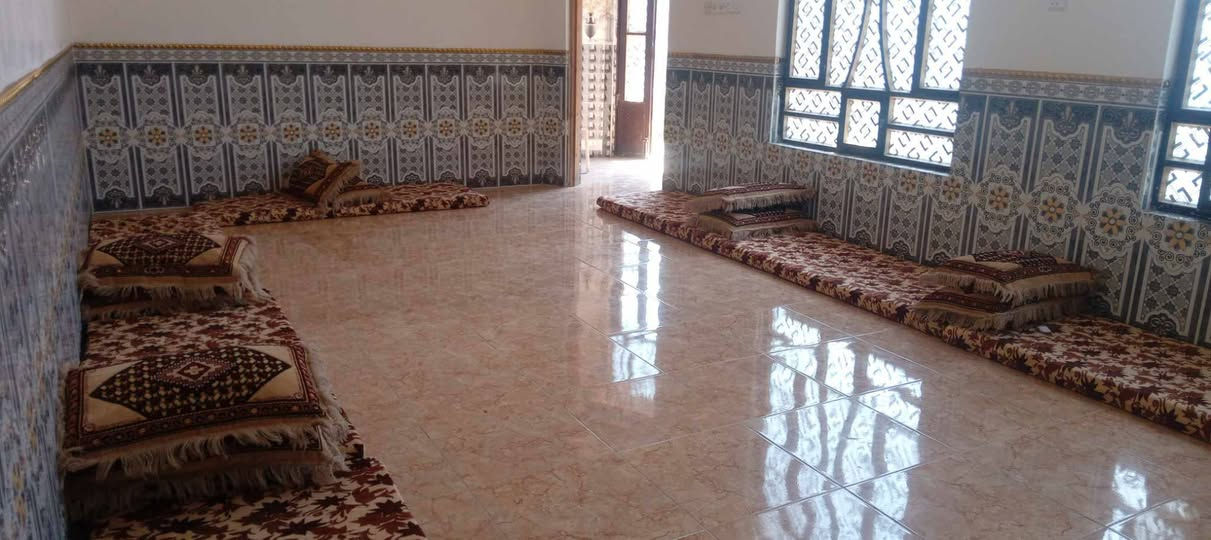 سلام عليكم عندي بيت معروض البيع
خلف مجمع رحاب
يتكون 
ديوانيه 
صاله 
غرفه نوام, /3
مناور /3
حمامات /3
سعر 80بي مجال 
بيت مساحته/ 250/
ستفسار على هذه رقم ! كورك بي واتساب! ***********/***********
