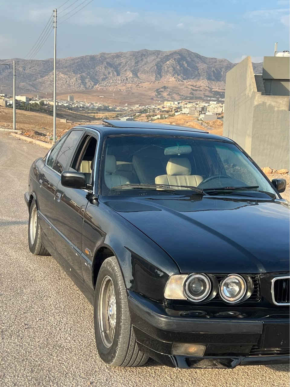 سلام عليكم 
لييع bmw 
525Ai
مسكر
موديل٩١
كير اوتوماتيك
سلايت فتحه
كشنات جلد
لون اسود 
صبغ جديد 
طخم و تايرات جديد
حداديه جديد
رقم اربيل
٨٥٠$  ٨ورقه و نص غرامه بيها بعد معمله نزل. سعر
سعر ٥٥ بيها مجال
 تحويل +وكاله ب شرط
***********
***********
واتس اب موجود أربيل, العراق
