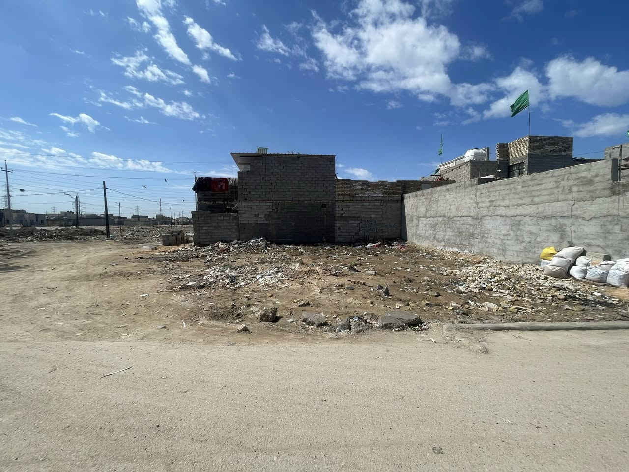 قطعة ارض مساحة 150 متر مربع ركن
عنوانه سبع قصور اول شارع من تعبر من السيطره اليم المركز راس الفرع مالته اكو فرن صمون 

للاستفسار 
***********
