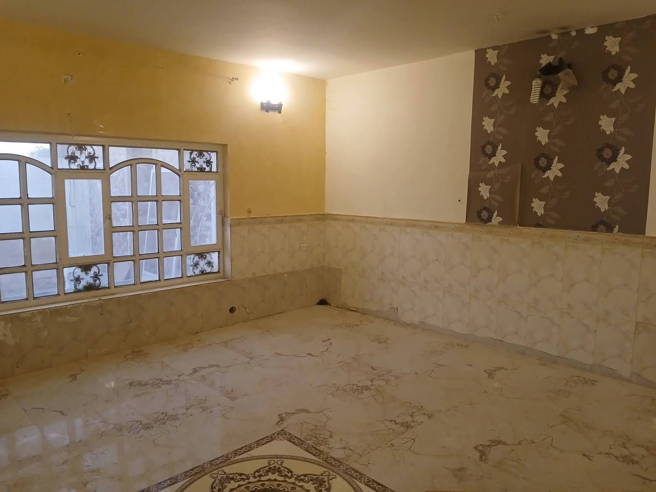 للايجار ...🏦
دار سكن طابو صرف ...
التقية ٢ ...
بداية شارع المركز الصحي ...
على ساحة ...
مقابل ملعب ابو عبيدة ... 
المساحة ٢٥٠م٢ ...
🫒 غرفتين نوم
🫒صالة كبيرة
🫒استقبال كبير
🫒مدخل
🫒مطبخ
🫒٢ صحيات
كراج كبير 🚗
،،،،،،،،،،،،،،،،،،،،،،،،،،،،،
البيت نظيف وبدون نواقص 
،،،،،،،،،،،،،،للاستعلام
📞 ***********
📲📲 علي الجبوري / ابو مهيمن
