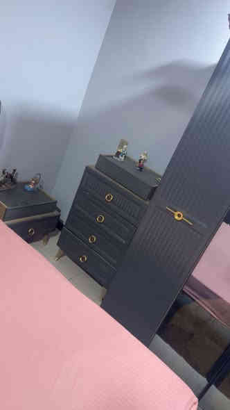 غراض للبيع كلهن جدد شخط مابيهن كلمن وسعره الغرفه مليون ونص الكاونتر ٧٠٠ المجمده ٢٥٠الثلاجه ٢٠٠وبيهن مجال المكان الدوره مراسه على وات ساب مكلفه بل نشر ***********
