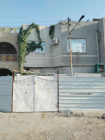 دار للبيع ملك صرف في حي اور منطقة ال600 الموقع مميز
مقابل مدرسة اغادير وروضة السندس الواجهه 8م والنزال 10 
الدار مدخلين يحتوي الطابق الارضي على كراج يتسع لسيارة وحديقة خارجية وحمام خارجي واستقبال ومطبخ وغرفة نوم ومنور وخدمات
و في الطابق الثاني ثلاث غرف نوم وخدمات وبيتونه فيها مخزن صغير للاستفسار الاتصال على الرقم ***********
المنطقة جدا هادئة جميع المدارس قريبه ابتدائية روضة اعدادية متوسطة والخدمات كلها قريبه الدار كونكريت مسلح ارتفاع السقف 3م عالي عن الشارع
