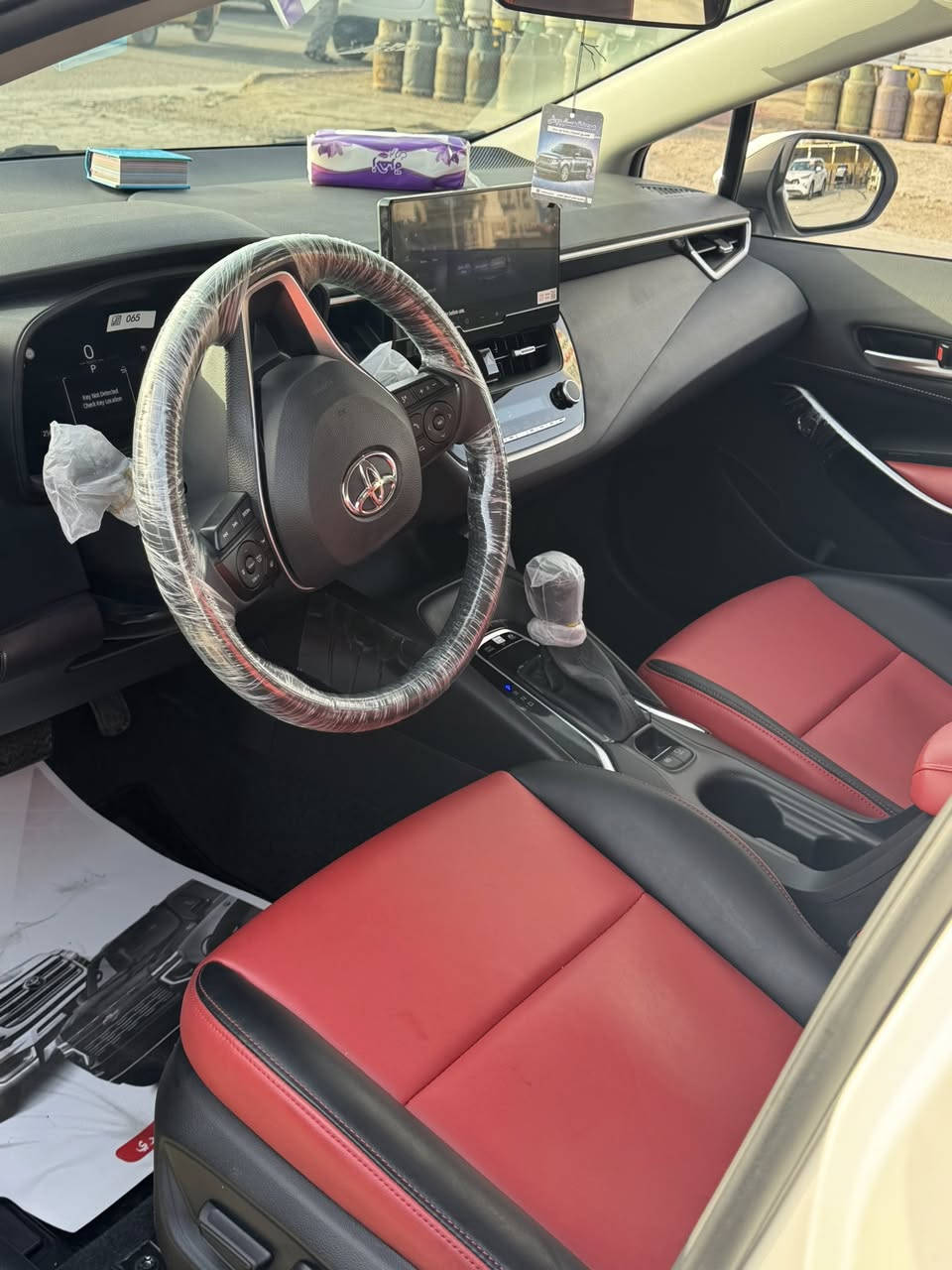 السلام عليكم
كورلا هايبرد ٢٠٢٥ للبيع
السيارة فول مواصفات اعلى فئة 
كرسي كهرباء 
داخل جلد احمر 
فتحة بصمة رادار 
السيارة ماشية 3 الاف بحالة الزيروو
مكفولة حتى من الزلغ 
السعر ١٦٨
مكاني بغداد الكرخ
هاتف ***********
