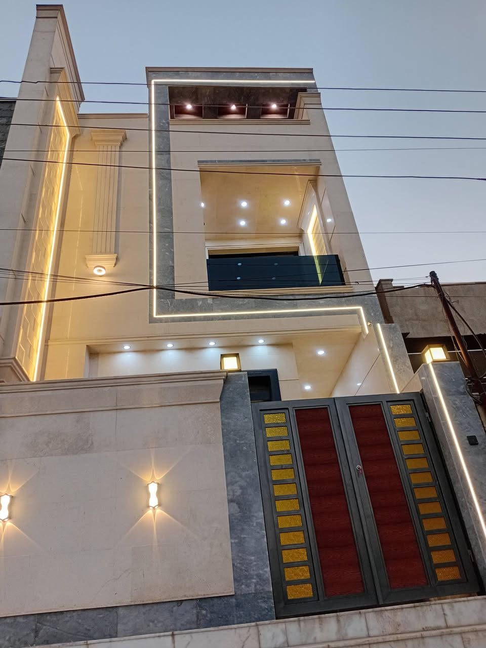 دار زيروو في السيدية بيت بناء درجة أولى من أعلى المواصفات 
الداخلية والخارجية من ناحية ارتفاع السقف ٣م ونص 
عمل ديكورات بالسقف مع ارضية مرمر واجهة مرمر مع جدران الواح 
شبابيك المنيوم مع محجر جام تركي ...
يحتوي .. ....
دار سكن زيرو طراز حديث ثلاث طوابق... يوجد مقابل البيت تشجير 

مساحة.   ١٠٠م
واجهة.      ٥م
نزال..      ٢٠م 

يحتوي على 

5نوم 
٤ صحيات 
بالإضافة إلى صالة كبيرة وهول داخلي ومطبخ.......

مكتب المجد للوساطة العقارية سيدية شارع العلوة مقابيل مدرسة حلم الغد ...

الاتصال 
***********
***********

نسعى لخدمتكم نحو الأفضل نستقبل كافة عروضاتكم السكنية والتجارية 

مكتب المجد للوساطة العقارية
