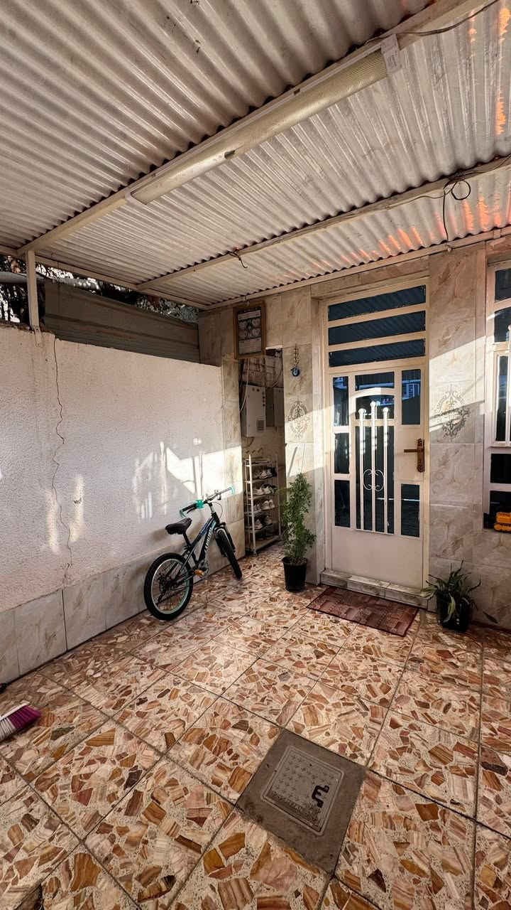 بيت مساحة 90 متر
السعر 65 مليون 
يتكون من : استقبال وغرفة نوم ومطبخ وغرفة نوم للاطفال
البيت عالي عن الشارع 
العنوان : شارع الجريخي - خلف المجلس الاعلى - قرب حسينية مصباح الهدى وسفينة النجاة 
***********
