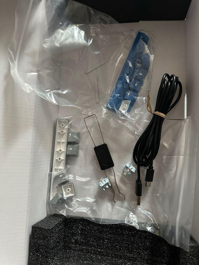 كيبورد YUNZII AL75 PRO (قطعة فخامة حقيقية) ⌨️🔥
للي يدور النوعية الثقيلة والرزانة، كيبورد ألمنيوم كامل (Full CNC Aluminum) مو بلاستيك، قطعة صلبة وتصميم يجنن.

أهم المميزات:

• الهيكل: ألمنيوم صب بوزن ثقيل وثبات عالي.

• التوصيل: يشتغل بـ 3 طرق (وايرلس، بلوتوث لـ 3 أجهزة، وسلكي Type-C).

• البطارية: عملاقة 6000mAh (تنسى شوكت شحنته).

• الصوت: نظام Gasket Mount يعطيك ذاك الصوت "الثوكي" المكتوم والناعم.

• المميزات: يدعم Hot-swap (تبديل سويتشات براحتك) مع إضاءة RGB خرافية.

 السويتشات مدهونة (Pre-lubed) لنعومة خيالية بالكتابة.

💰 السعر: [50 الف]

متوفر توصيل

للاستفسار راسلني خاص، وما نقصر ويا الطيبين. 🤝


**إذا كنت صاحب هذا الإعلان وتريد حذفه لأي سبب، رجاءا أرسل رسالة إلى الدعم الفني**