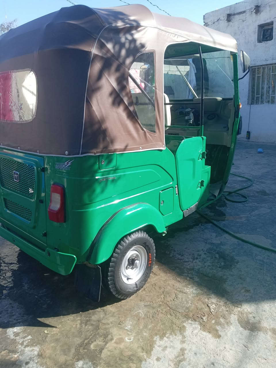 السلام عليكم تكتك للبيع موديل 21شهر 12رقم وسنويه تحويل ثاني يوم كشرها بيه طخات بسيطه مكينه تجفيت شركه لاتنقيص ولاتبخير مكاني رفاعي الخاص مغلق تصل على رقم ***********
