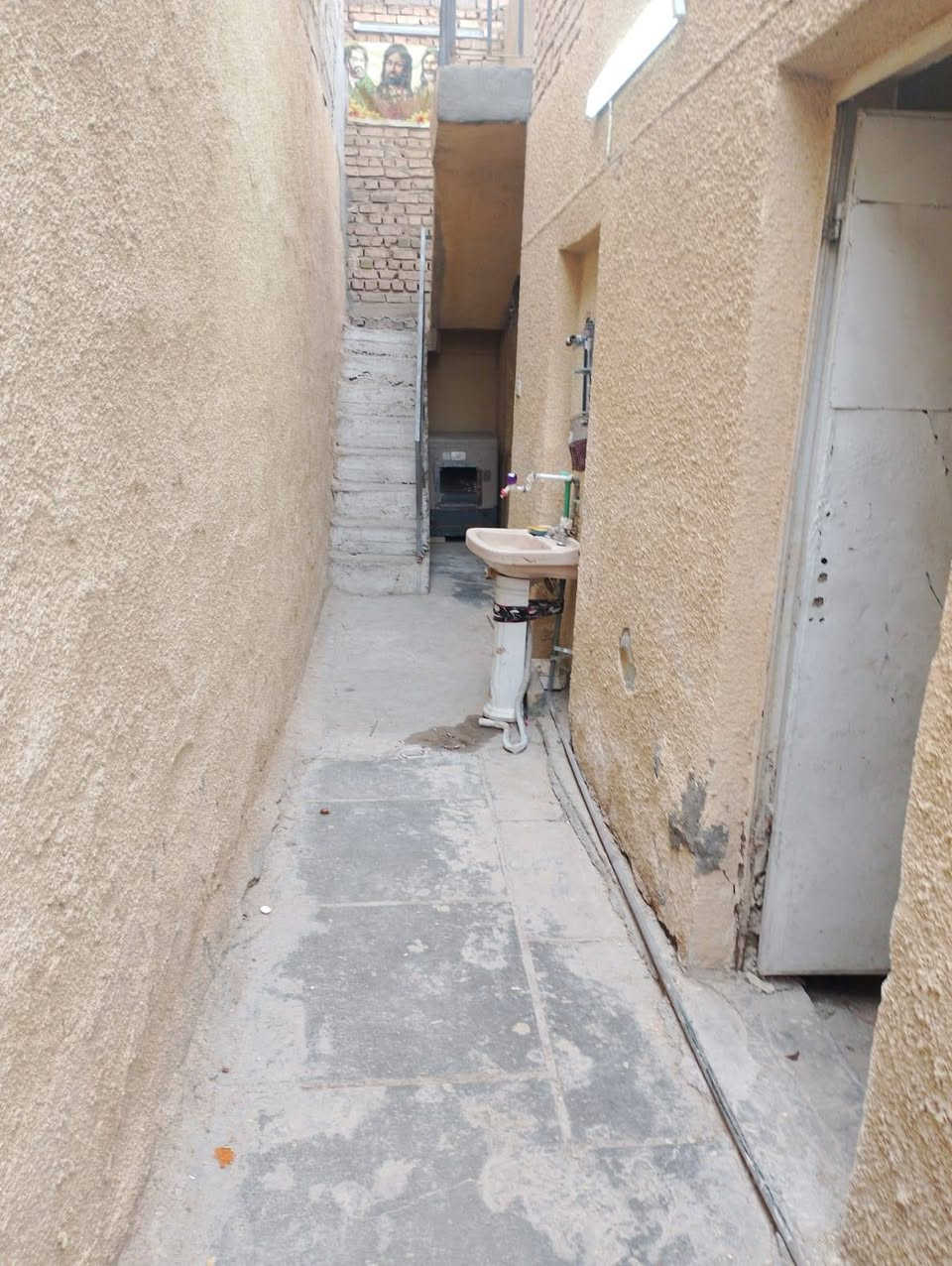 سلام عليكم بيت لليجار مساحه 75 بي غرفتين و صحيات و مطبخ صغير مكان بل شريفي سعر 200 قفل ***********
