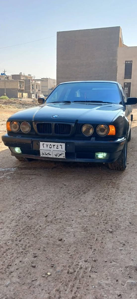 السلام عليكم بي ام 525  وارد ياباني بجم عريض مسكر فانوس موديل 1994 سيارة صبغ جمالية فقط نضيفة بمعنا الكلمة تجي وتشوف بعينك كير محرك بحالة جيدة جدا عليها ادامة من فيتبم جديد اصلي وراديترات وجوينات وبلكات اصلية ونوزلات اصليات دهن كلة اصلي من شركة اكسادو10w40 بدون لا تنقيص ولا تبخيرر
مواصفات سيارة 
كشنات جلد وكهرباء 
تبريد قطعتين ثلج 
مري كهرباء 
جام اوتو كلة كهرباء بردة خلفية 
داخل صاج ملكي واسود دبل ايرباك سيارة دبل جكمجة
ويل خلية وتخم تاير جديد سنتر لوك شغال بيهة منضومة زنون عالي ناصي سيارة رقم سليمانية تحويل ثاني يوم سيارة مكانها بغداد الدورة 
سعر 77وبيهة مجال بسيط 
لاستفسار***********
