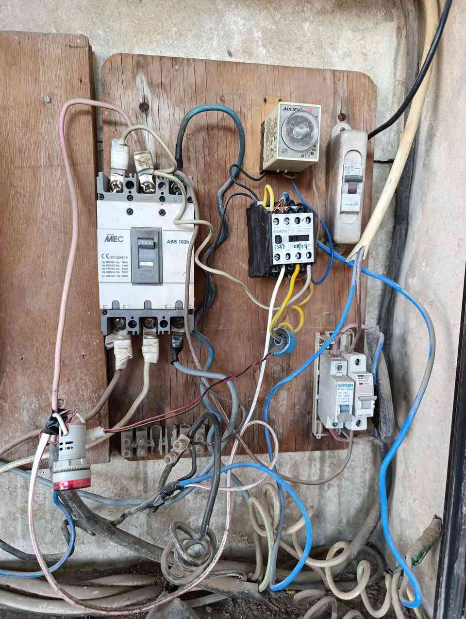 الطاقة للتأسيسات الكهربائية في الموصل ⚡

هل تبحث عن الدقة، الأمان، والسرعة؟ 
نحن هنا لخدمتكم في الجانب الأيسر بالكامل،
 وبأسعار تنافسية تناسب الجميع! 🛠️🏠

1️⃣🔹تأسيسات كهربائية: تنفيذ كافة المواقع والمشاريع بلمسة هندسية 
2️⃣🔹 عمل بوردات جديدة وتصليح كافة أعطال البوردات المنزلية والصناعية.
3️⃣🔹ربط شبكة خطوط الوطني ومعالجة مشاكل الكيبلات🧑‍🔧
4️⃣🔹التبريد  نصب وصيانة كافة أنواع السبالت ❄️.
5️⃣🔹 نصب وصيانة كاميرات المراقبة🎥
6️⃣🔹خدمات الستلايت: نصب  الدش بأفضل إشارة.📡

✨ لماذا تختار "الطاقة"؟
✅ عمل مستمر: متواجدون لخدمتكم على مدار 24 ساعة.🕛
✅ سرعة الاستجابة: اتصل بنا ونصلك إلى موقعك في أي مكان بالجانب الأيسر.🚗
✅ ثقة وضمان: شعارنا السرعة، المصداقية، والأمان التام في العمل.✔️
📞 للتواصل والاستفسار:
[***********] 📱
[***********] 📱

كل ما عليك تتصل.. والباقي علينا! 🤝 ان شاء الله
