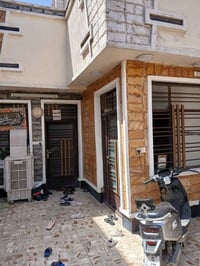 بيت مساحة 165سند واقح حال 170 متر قاطين 4 غرف مع صاله مع استقبال مع كر...