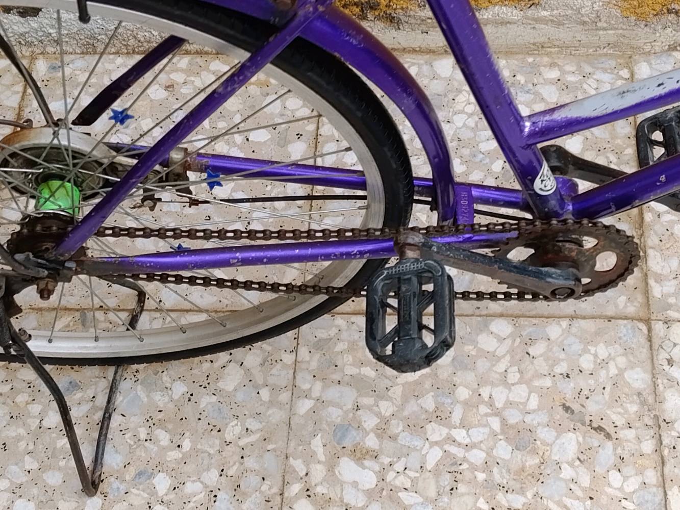 درّاجة هوائية بلون بنفسجي بحالة جيدة كما تظهر في الصور، مثالية للتنقل اليومي في المدينة. فيها رف خلفي لحمل الأغراض. تحتاج إلى بعض التعديلات البسيطة على الجنزير والفرامل. السعر معقول ومنافس للسوق، ولا يشمل الاكسسوارات.