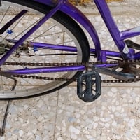 درّاجة هوائية بلون بنفسجي بحالة جيدة كما تظهر في الصور، مثالية للتنقل ...