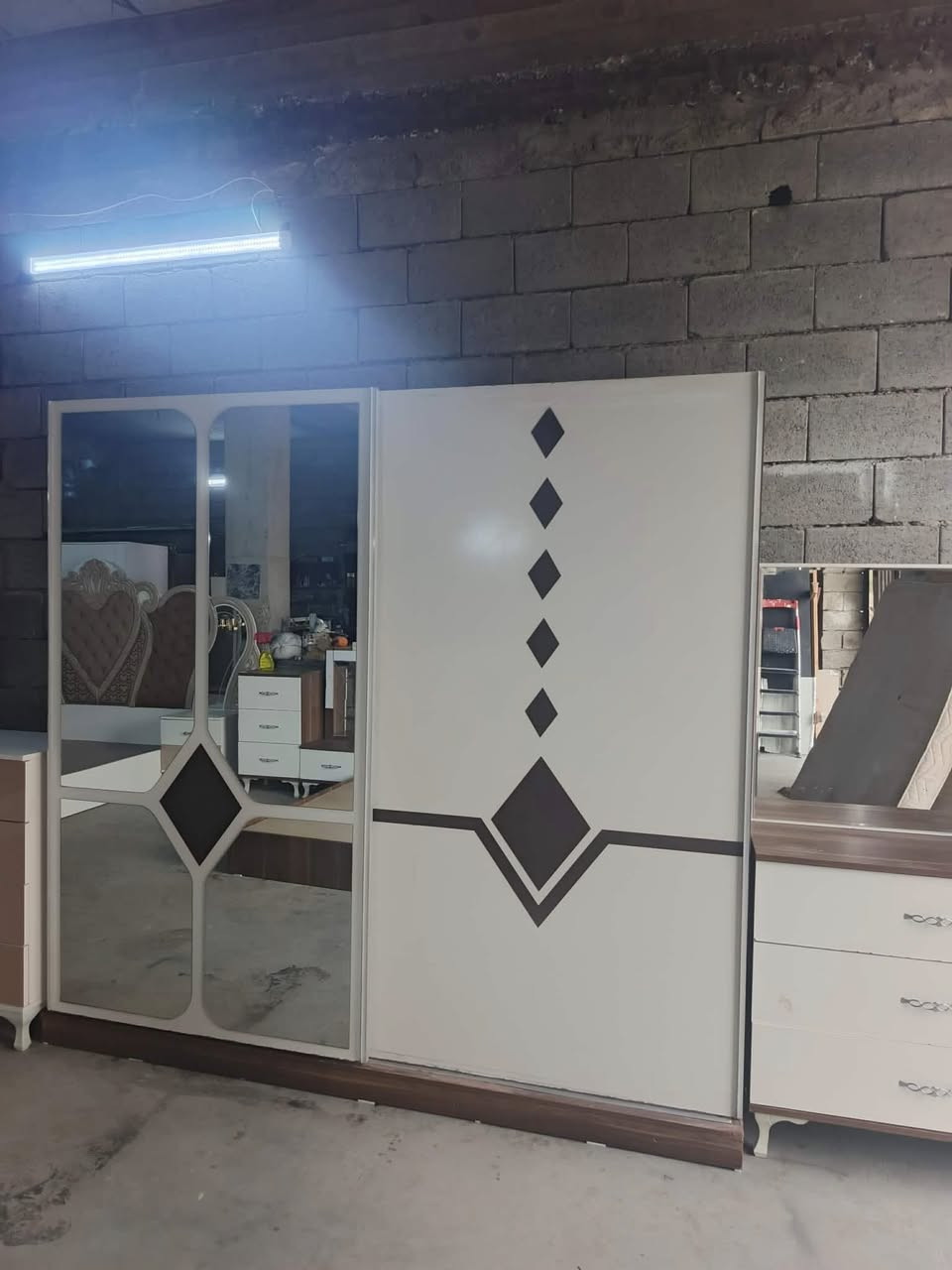 غرفت نوم تركي  7 قطع شرط الانضافه  السعر 375 الاتصال ***********
